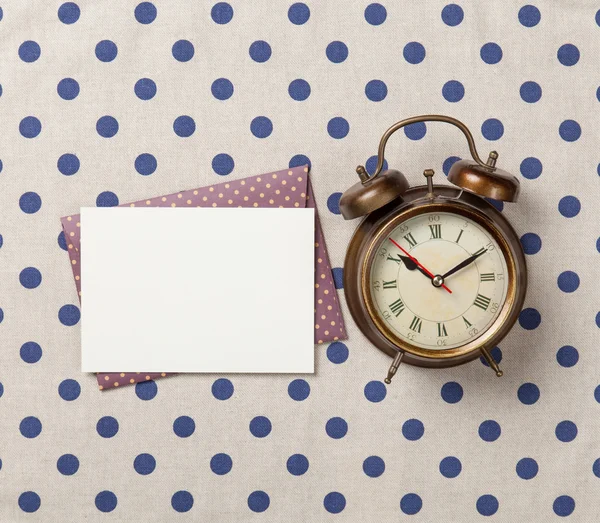 Reloj despertador y sobre con letra — Foto de Stock