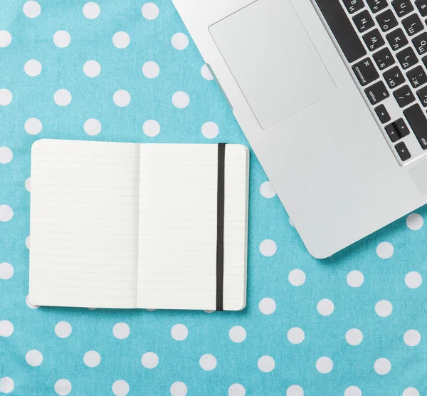 Notiz mit Laptop auf blau — Stockfoto