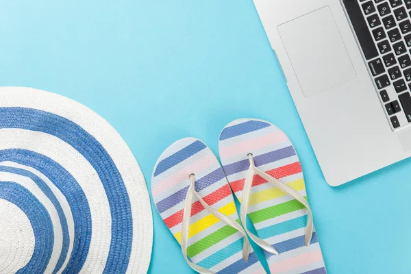 Hat with flip flops near notebook — Stock Photo, Image