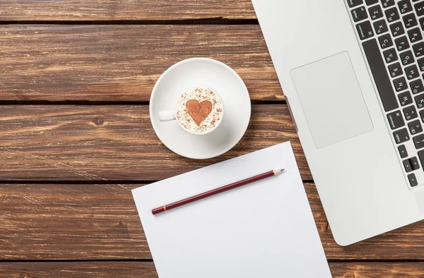 Cappuccino y papel con cuaderno — Foto de Stock