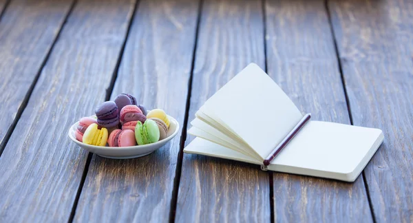 Macarons and little notebook — Stock Photo, Image