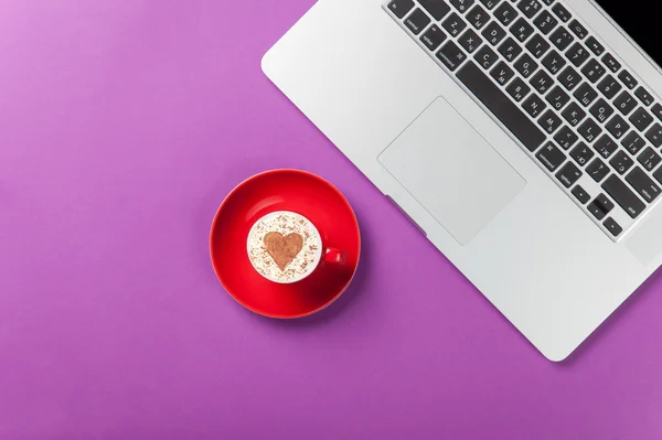 Copa de capuchino con forma de corazón y portátil — Foto de Stock