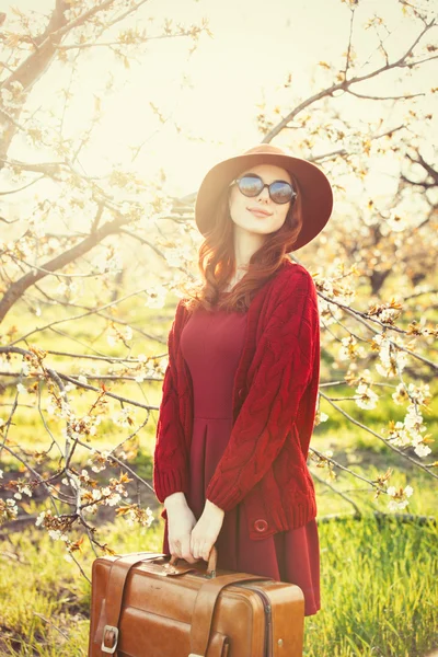 Frau in rotem Pullover und Hut mit Tasse — Stockfoto