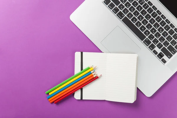 Opmerking met laptop en potloden — Stockfoto