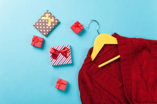 Hanger met trui en geschenk dozen — Stockfoto