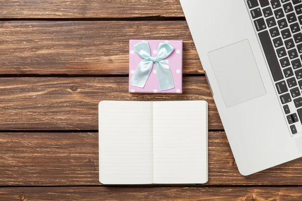 Opmerking met cadeau en laptop — Stockfoto