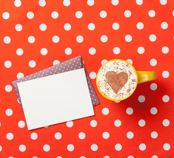 Xícara de cappuccino com forma de coração e envelope — Fotografia de Stock