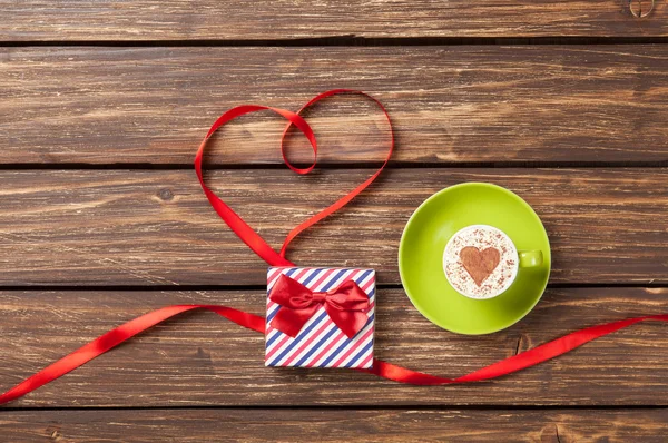 Tasse mit Geschenkbox in der Nähe von Band — Stockfoto