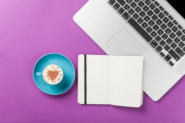 Cappuccino e nota perto de laptop — Fotografia de Stock