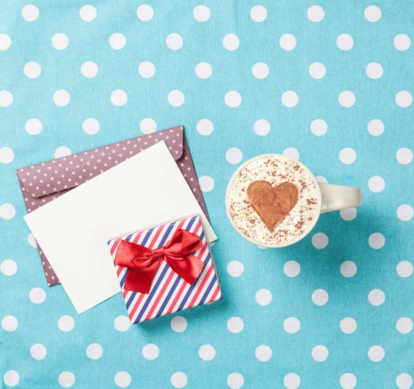 Cappuccino e busta con confezione regalo — Foto Stock