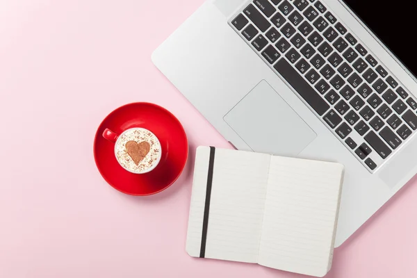 Cappuccino and note near laptop — Stock Photo, Image