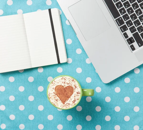 Capuchino con forma de corazón y portátil con nota —  Fotos de Stock