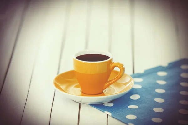 Kopje koffie op polka dot servet — Stockfoto