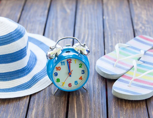Reloj despertador y sombrero con chanclas — Foto de Stock