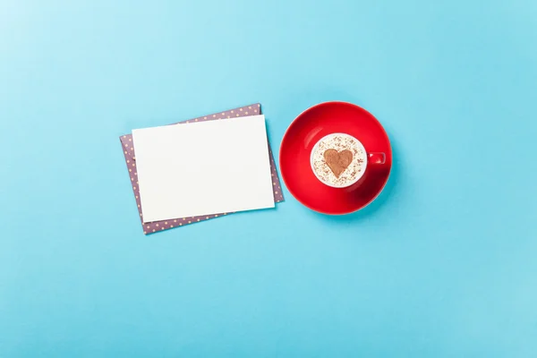 Cappuccino z kształt serca i koperty — Zdjęcie stockowe