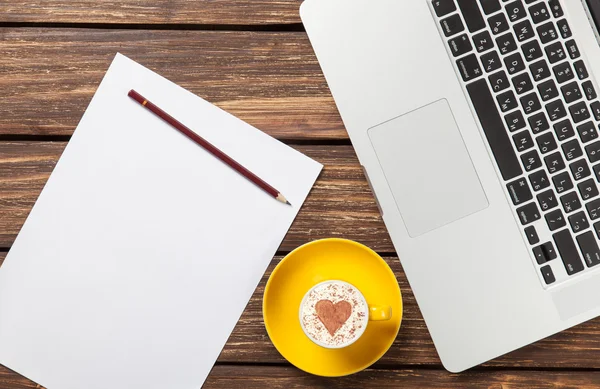 Cappuccino en papier met laptop — Stockfoto