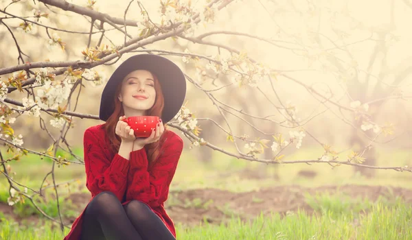 Femme en pull rouge — Photo