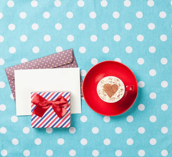 Cappuccino och kuvertet med presentask — Stockfoto