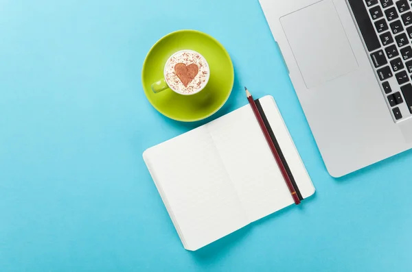 Cappuccino e nota perto de laptop — Fotografia de Stock