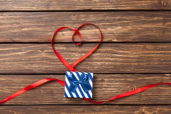 Heart shape ribbon and gift box — Stock Photo, Image