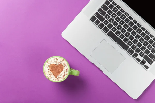 Copa de capuchino con forma de corazón y portátil — Foto de Stock