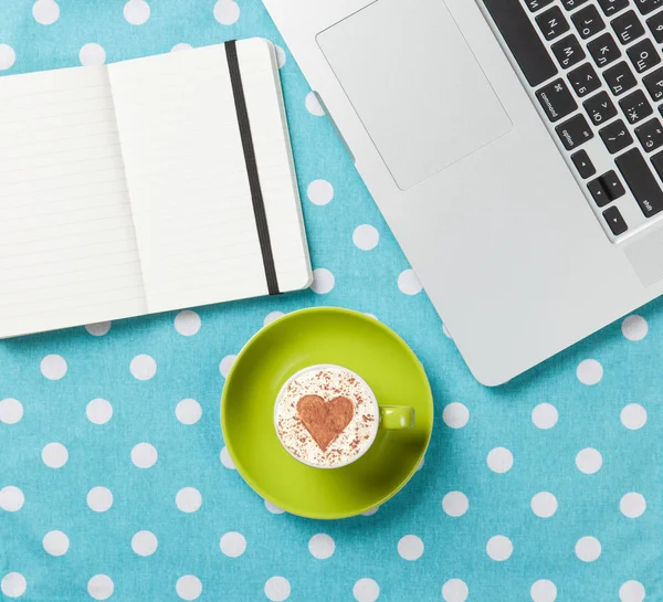 Cappuccino with heart shape and laptop with note — Stock Photo, Image