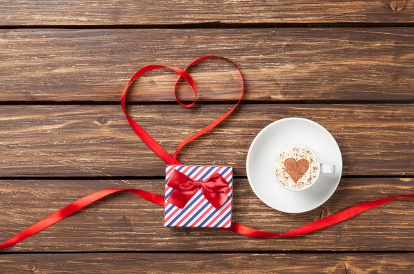 Tasse mit Geschenkbox in der Nähe von Band — Stockfoto