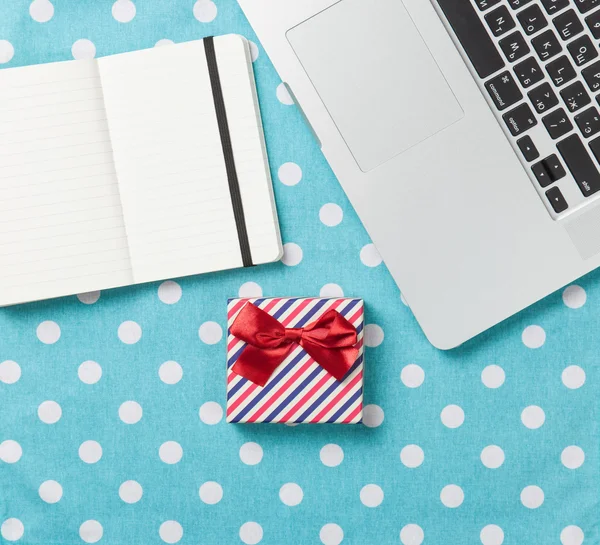 Opmerking met cadeau en laptop — Stockfoto