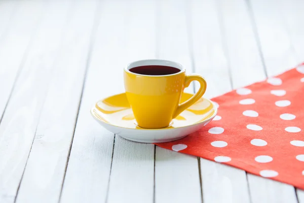 Tasse de café sur serviette à pois — Photo