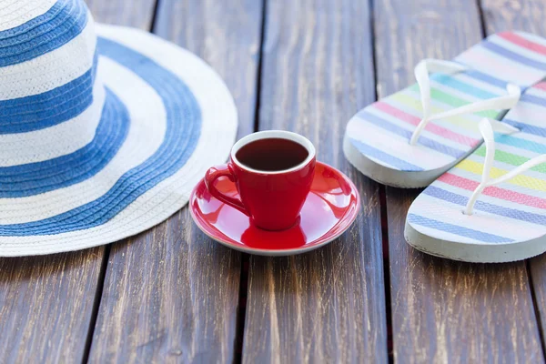 Copa de café y sombrero con chanclas — Foto de Stock