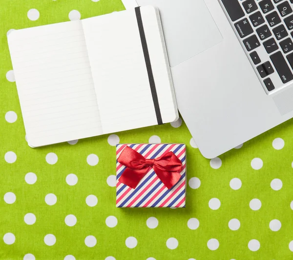 Opmerking met cadeau en laptop — Stockfoto