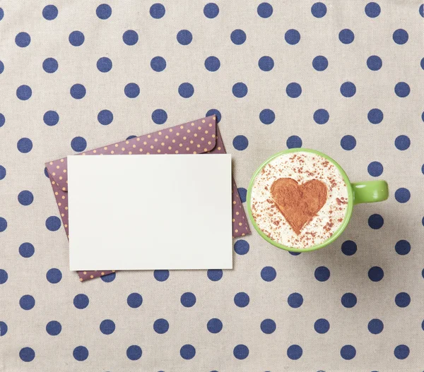 Copa de capuchino con forma de corazón — Foto de Stock