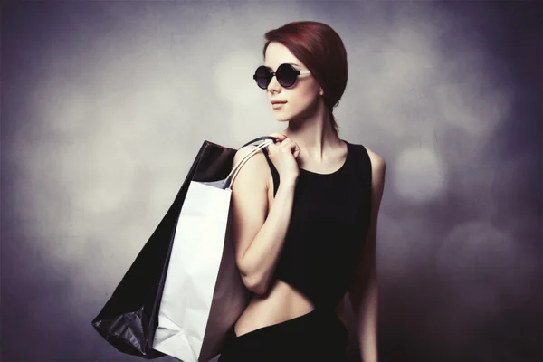 Style femme avec des sacs à provisions . — Photo