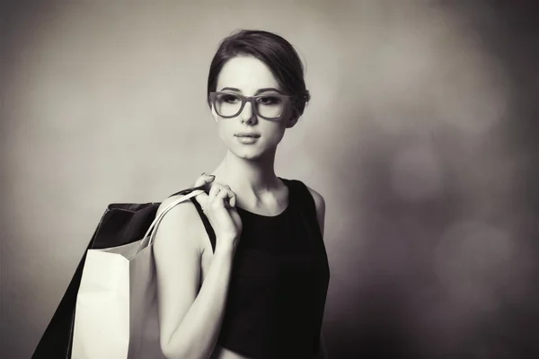 Frau mit Einkaufstaschen. — Stockfoto