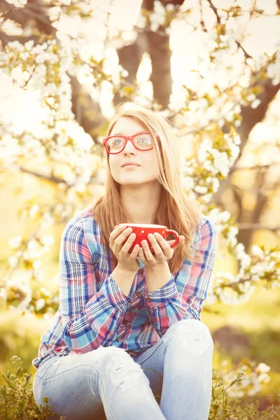 Jeune adolescente en lunettes rouges — Photo