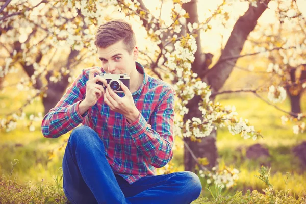 Schöner Teenager Junge mit Kamera — Stockfoto