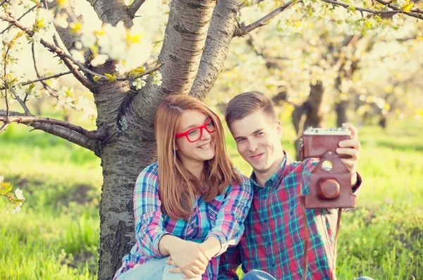 Junges teen paar mit kamera — Stockfoto