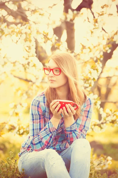 Ung jente i røde briller – stockfoto