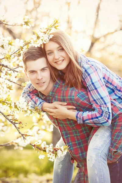Мальчик подросток сидит. Каникулы у школьников. Фото пары подростков весной. Развлечения весной. Весенняя фотосессия.