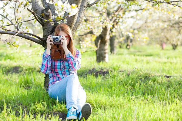 若い十代の少女レトロなカメラ — ストック写真