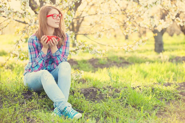 Joven adolescente chica en gafas rojas — Foto de Stock