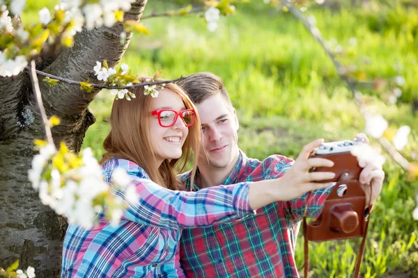 Young teen couple with camera — Stock Photo, Image