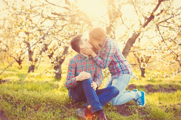 Joven adolescente pareja besos —  Fotos de Stock