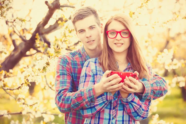 Jeune couple adolescent avec tasse rouge — Photo