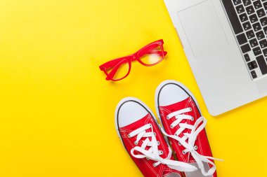 Bilgisayar ve gözlüklü lastikbotlar