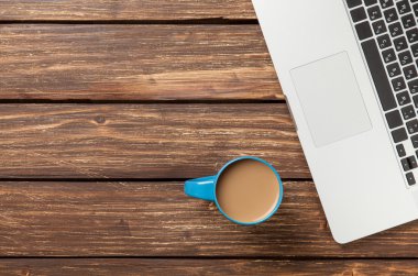 Fincan kahve ve dizüstü bilgisayar 