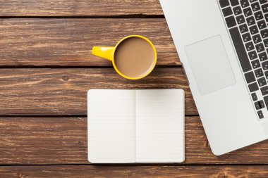 Fincan kahve ve notebook dizüstü bilgisayar ile 