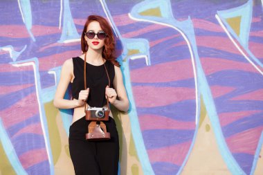 Retro kamera ile güzel kızıl saçlı kadın