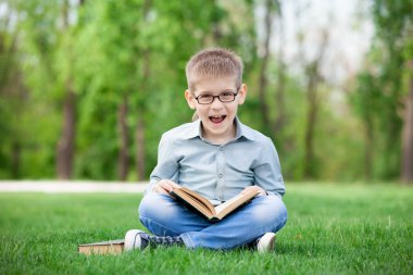 Bir kitap ile mutlu genç çocuk