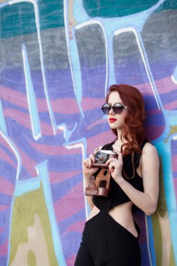 Retro kamera ile güzel kızıl saçlı kadın